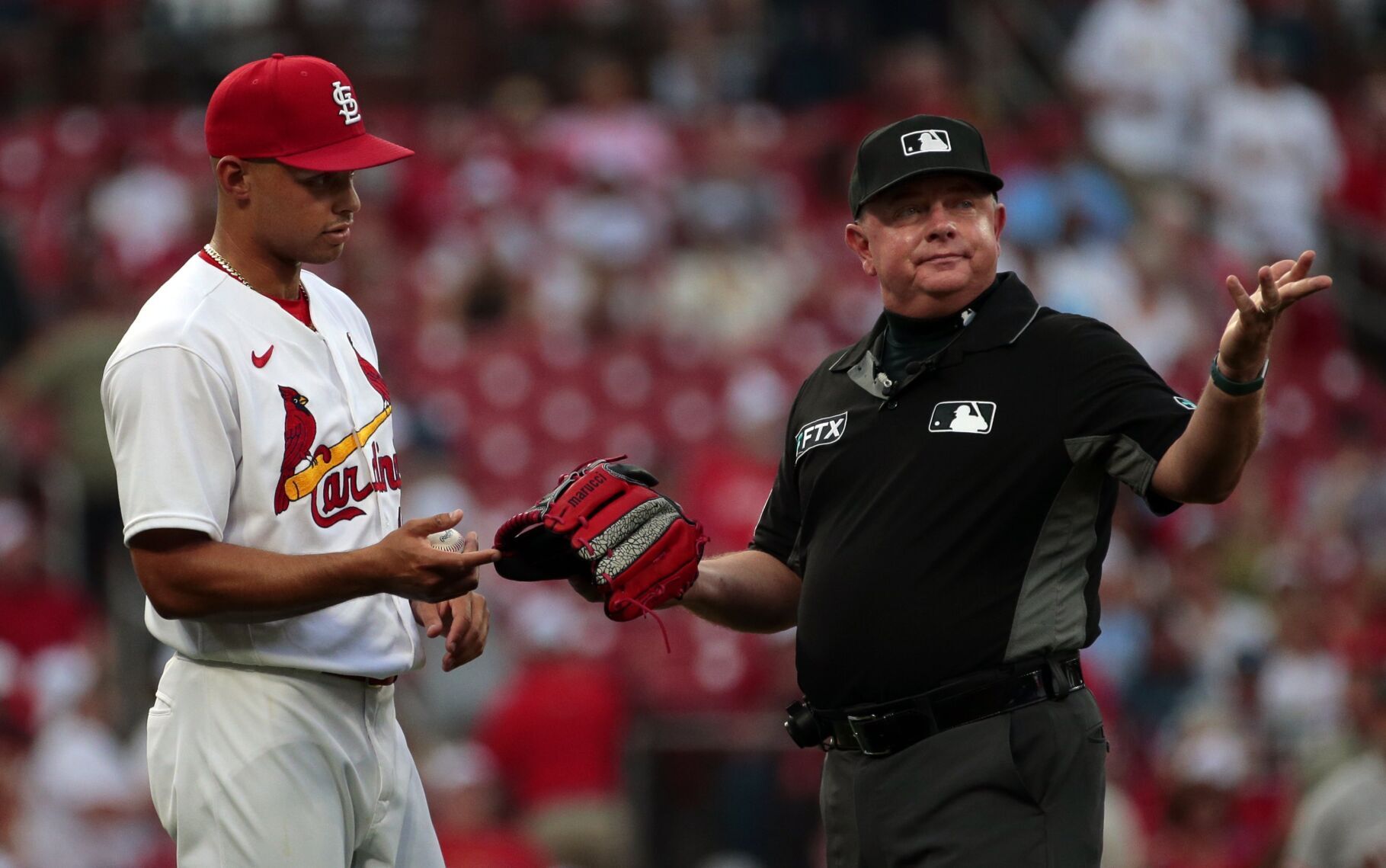 Cardinals open series with Giants